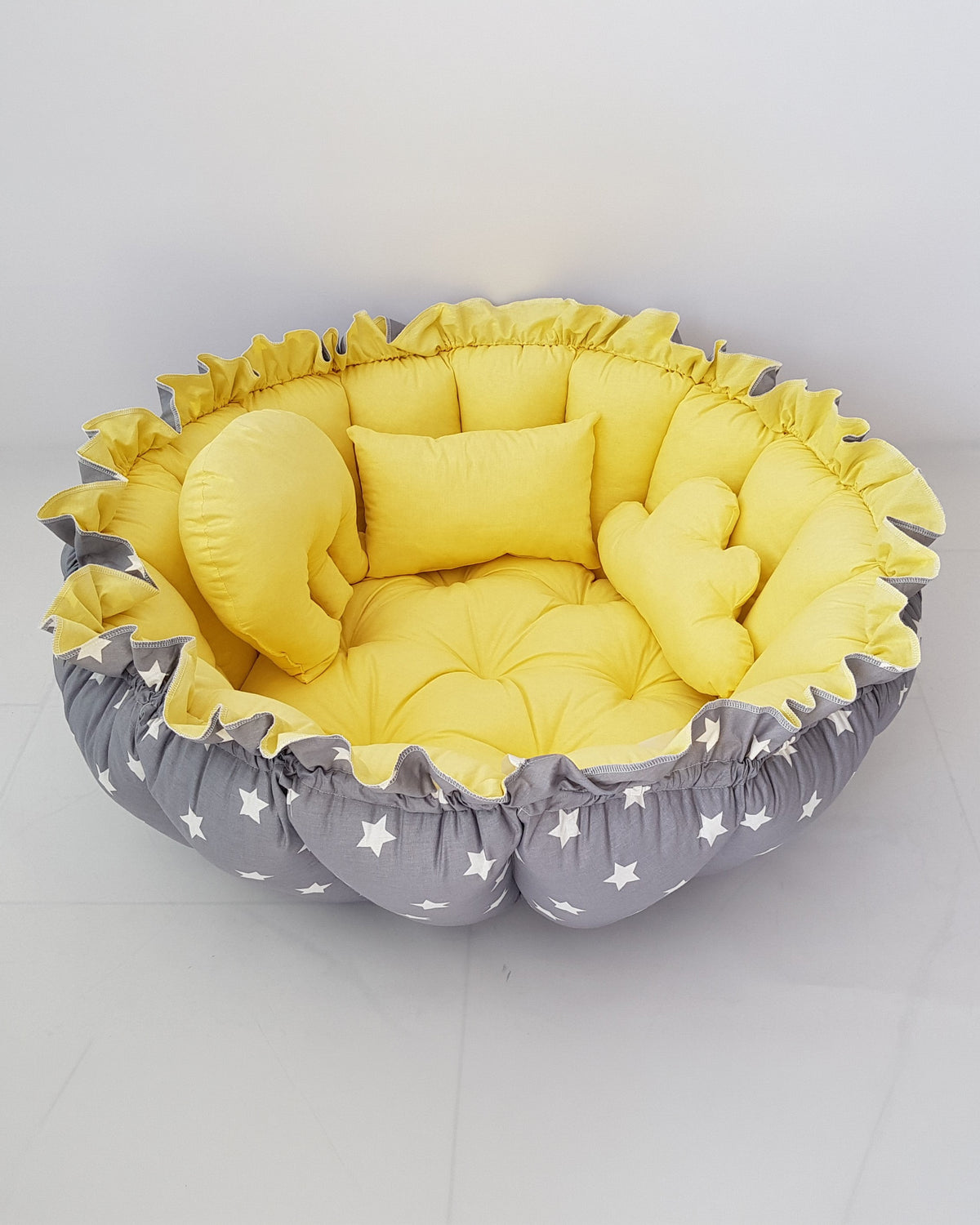 Gri yıldızlı ve sarı 3'ü 1 arada BabyNest uyku ve oyun minderi, yuva hali