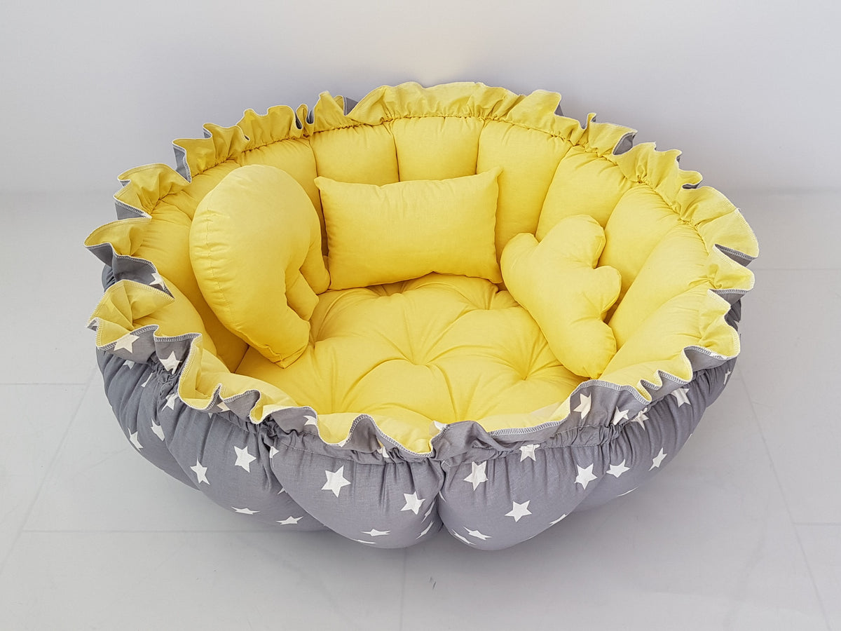 3'ü 1 Arada BabyNest Uyku ve Oyun Minderi Seti - 3 Figürlü Yastık Hediyeli Gri Yıldız Sarı
