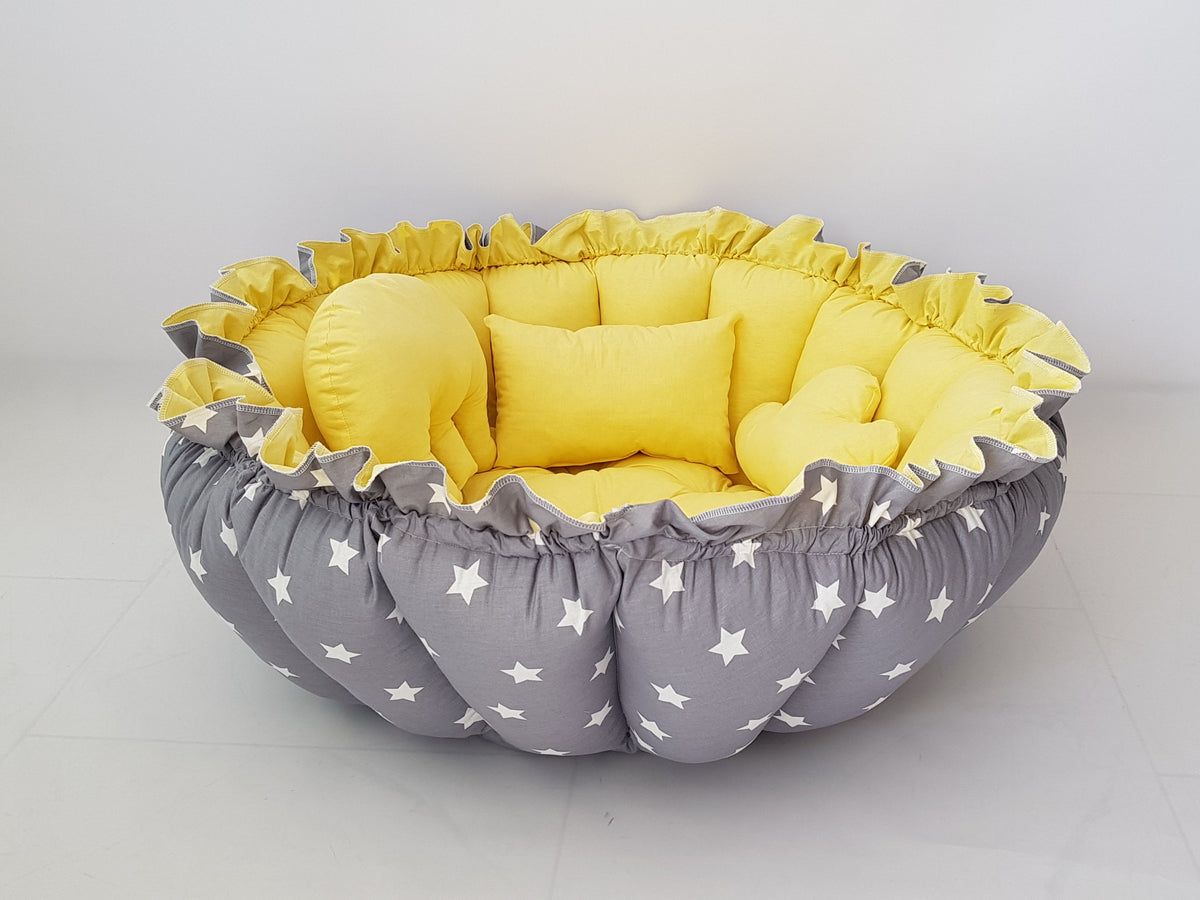 3'ü 1 Arada BabyNest Uyku ve Oyun Minderi Seti - 3 Figürlü Yastık Hediyeli Gri Yıldız Sarı