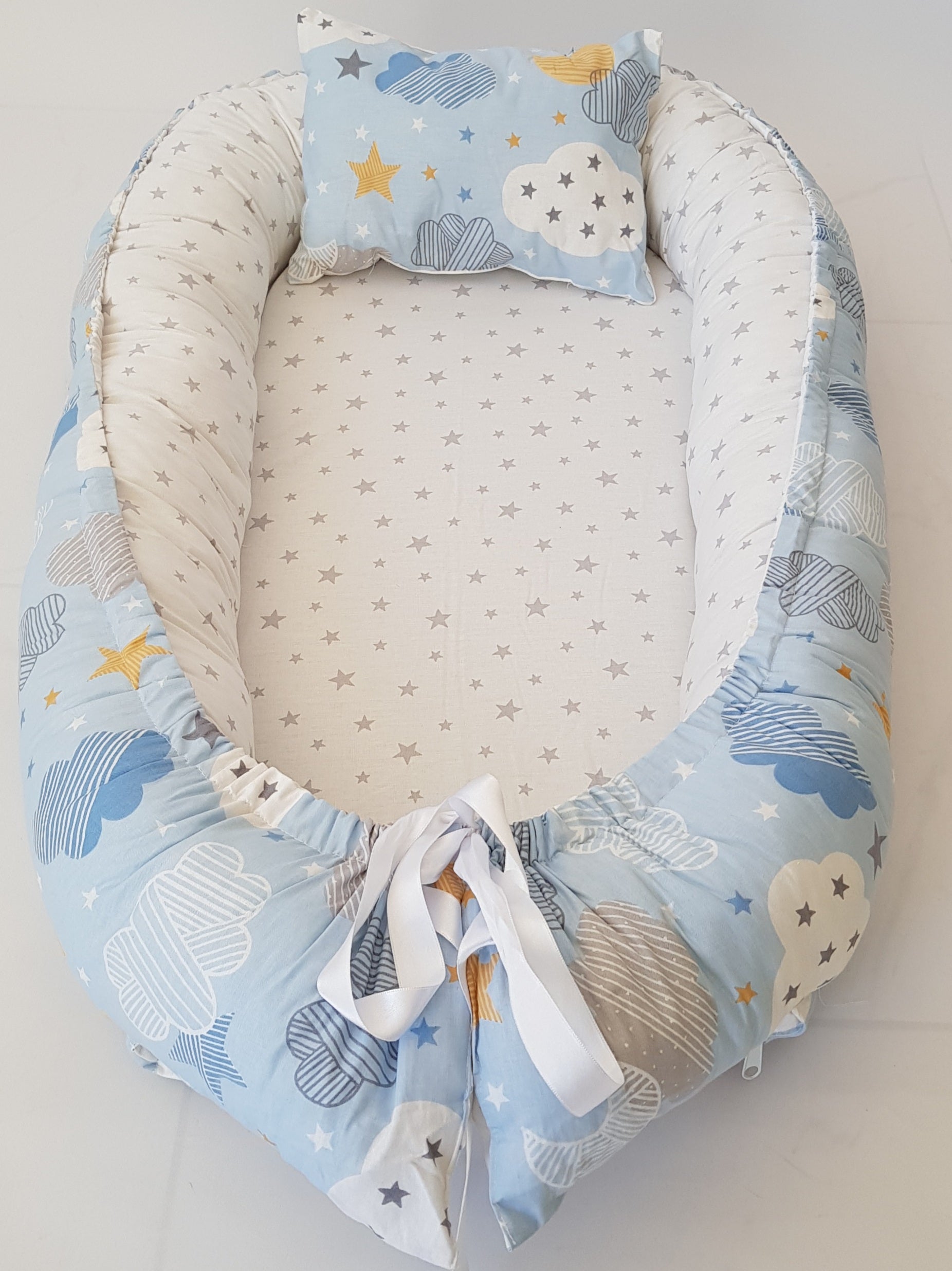 BabyNest Anne Yanı Bebek Yatağı - Mavi Bulutlar Pamuk Kumaş