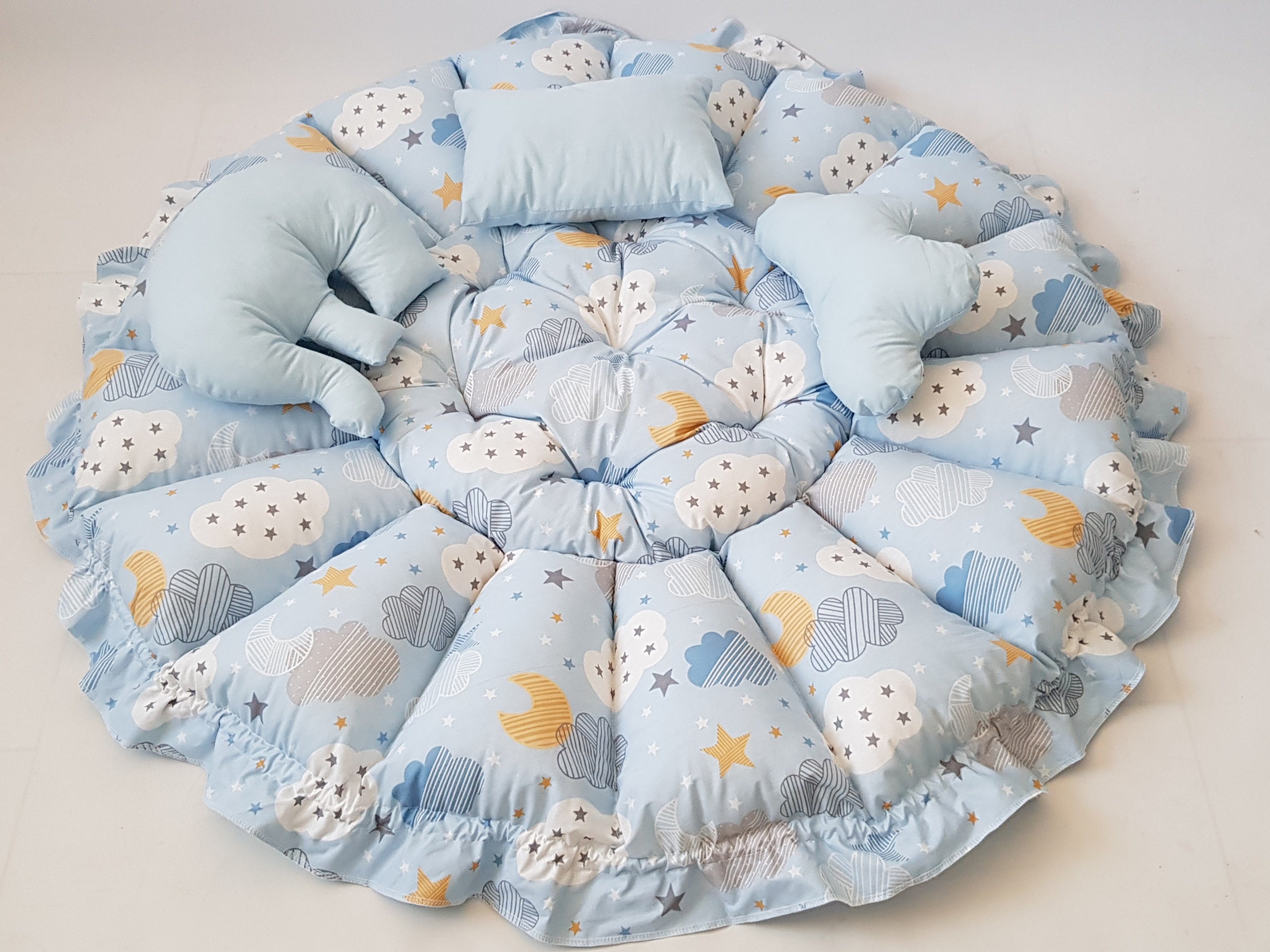 3'ü 1 Arada BabyNest Uyku ve Oyun Minderi Seti - 3 Figürlü Yastık Hediyeli Mavi Bulutlar
