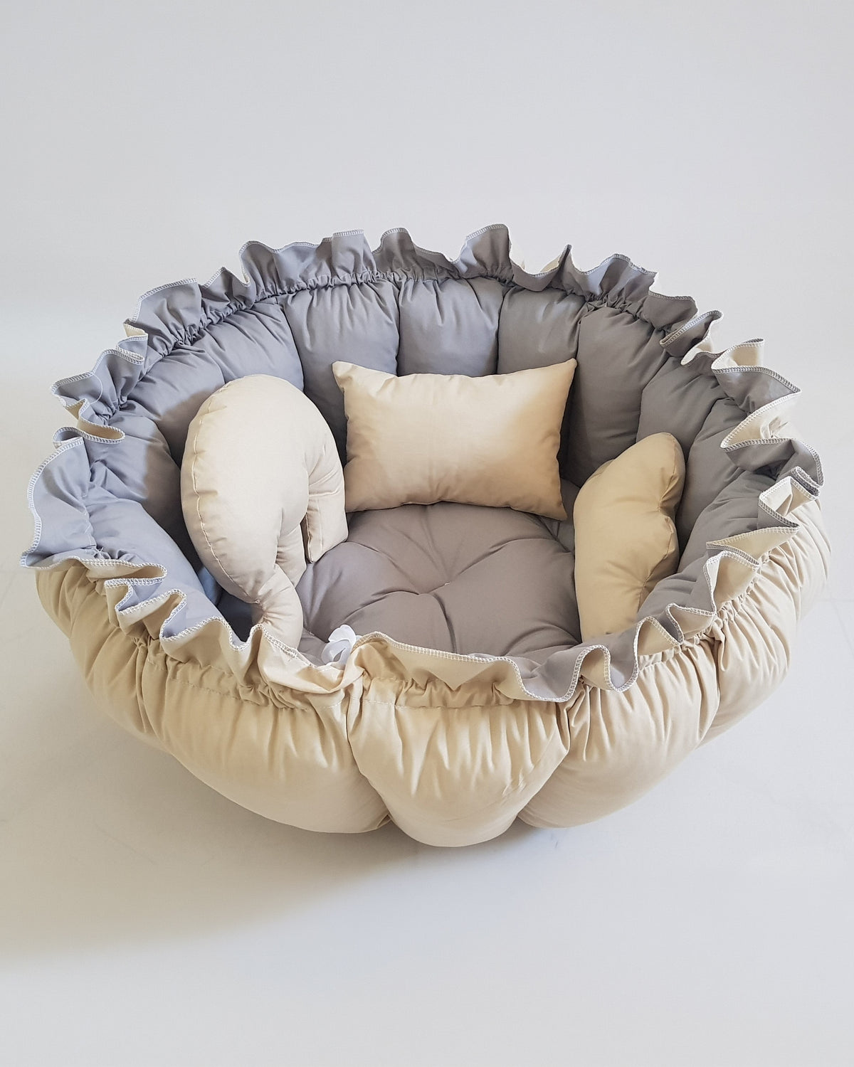 Gri ve bej BabyNest uyku ve oyun minderi, yuva hali