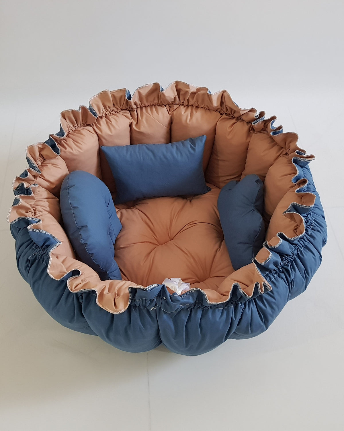 İndigo ve kahve 3'ü 1 arada BabyNest uyku ve oyun minderi, yuva hali