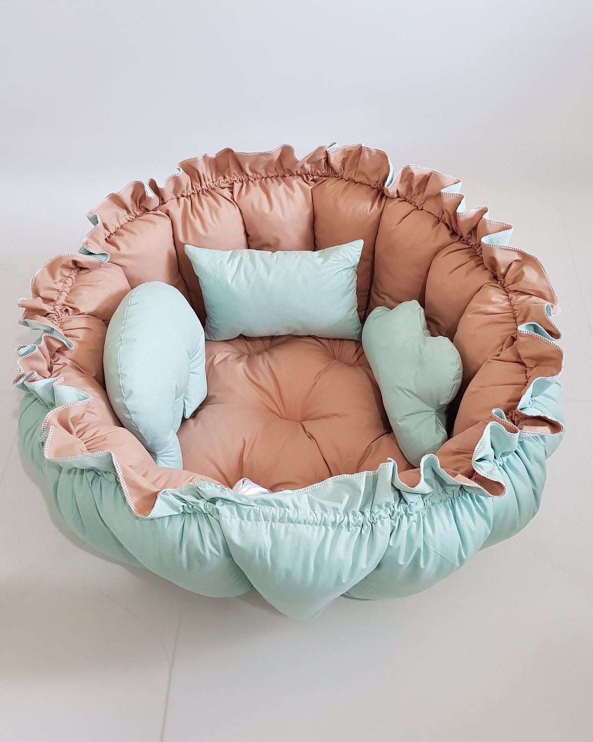 Nil yeşili ve kahve 3'ü 1 arada BabyNest uyku ve oyun minderi, yuva hali