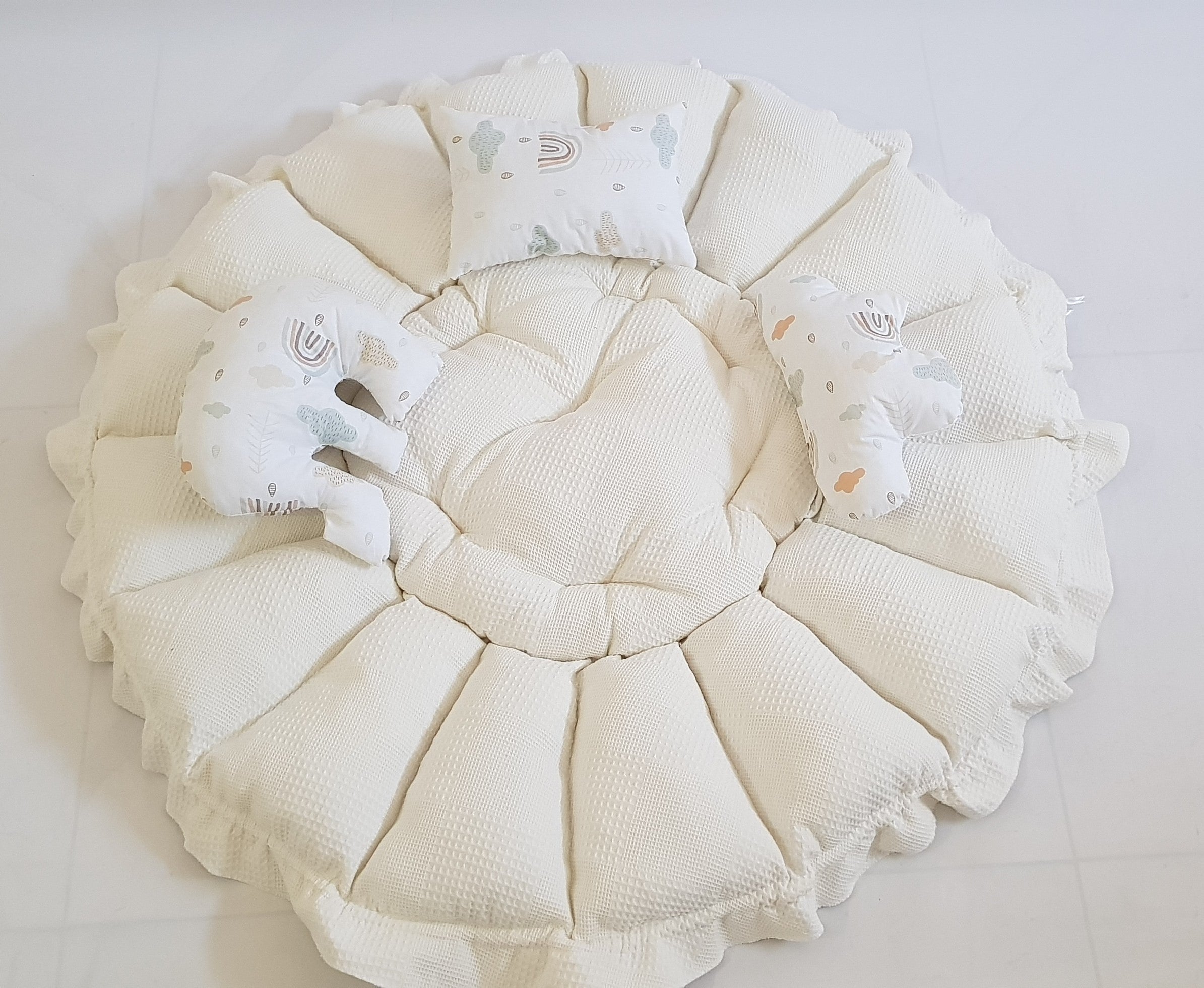 3'ü 1 Arada BabyNest Uyku ve Oyun Minderi Seti - 3 Figürlü Yastık Hediyeli Krem Pike Gökkuşağı