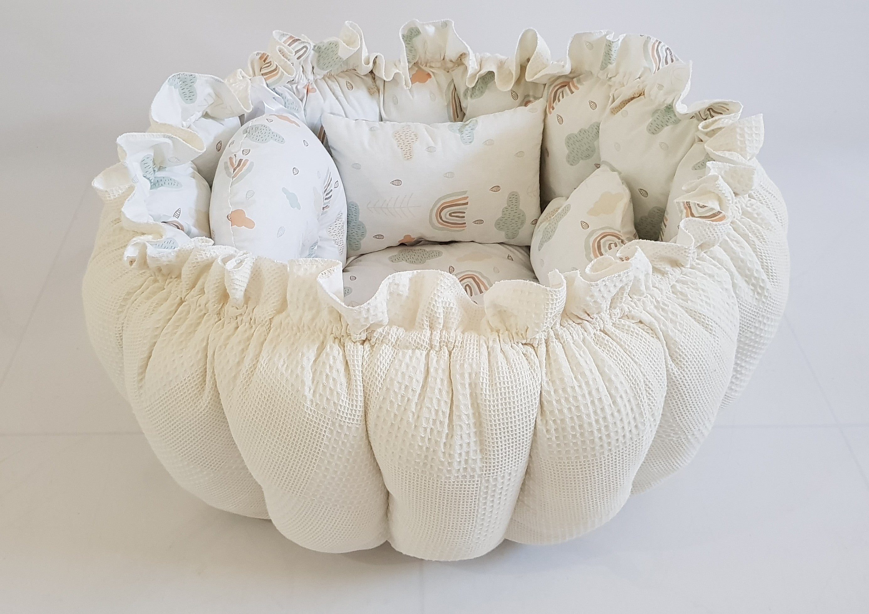 3'ü 1 Arada BabyNest Uyku ve Oyun Minderi Seti - 3 Figürlü Yastık Hediyeli Krem Pike Gökkuşağı