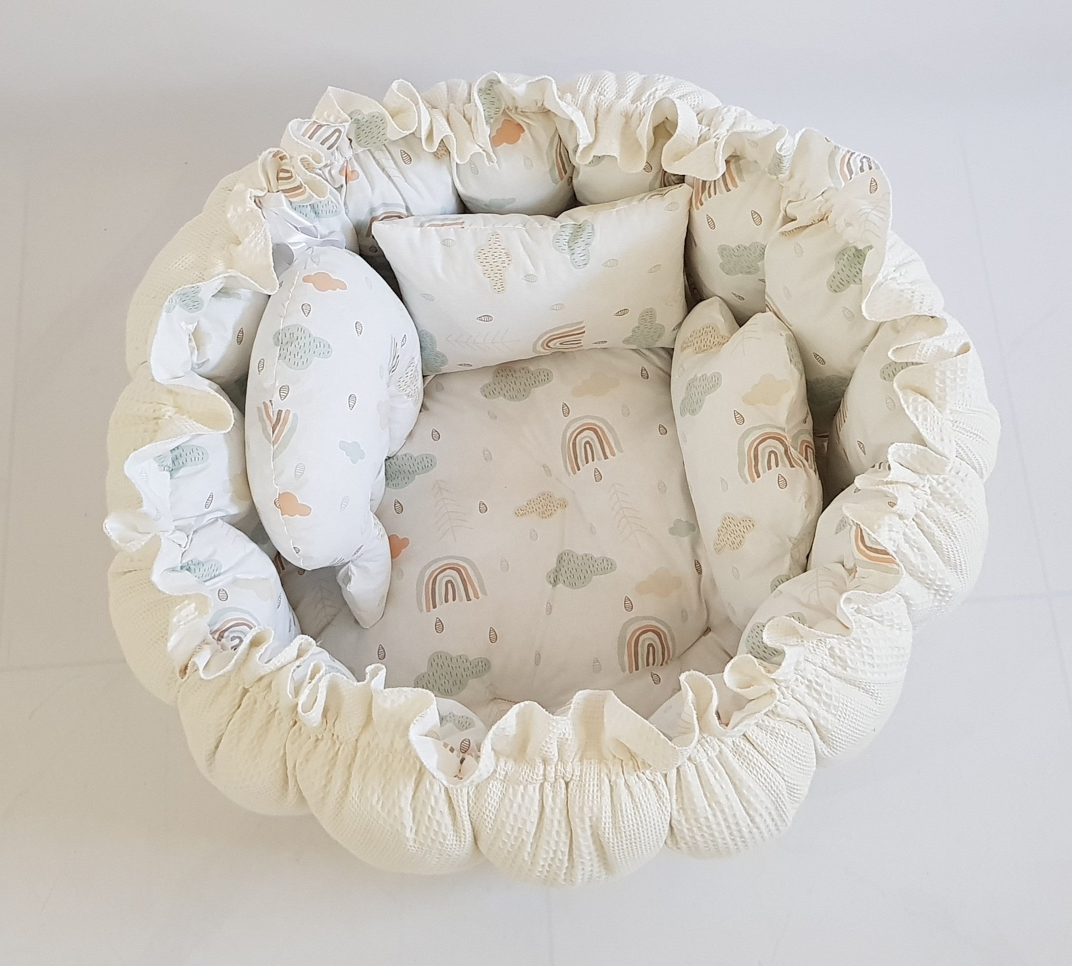 3'ü 1 Arada BabyNest Uyku ve Oyun Minderi Seti - 3 Figürlü Yastık Hediyeli Krem Pike Gökkuşağı