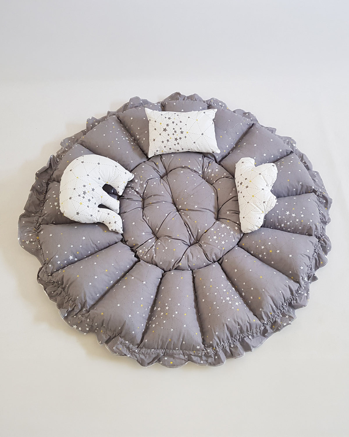 Samanyolu BabyNest, gri yüzü düz serilmiş oyun minderi hali