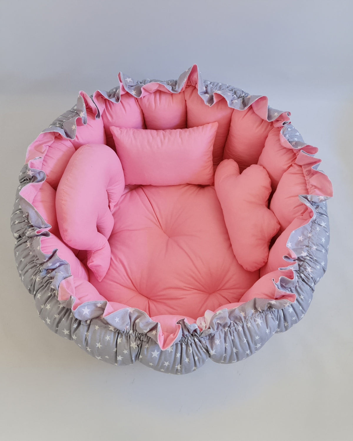 Gri yıldızlı ve şeker pembe 3'ü 1 arada BabyNest uyku ve oyun minderi, yuva hali