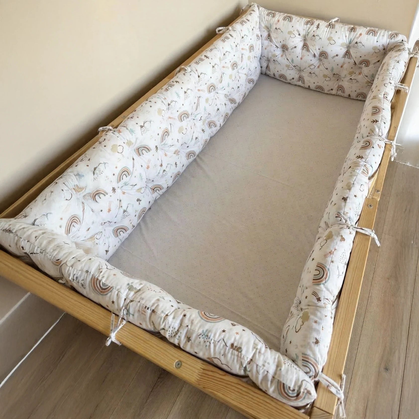 Montessori ve Beşik İçin 4 Kenar Koruma Seti Pamuk Kumaş Beyaz Gökkuşağı Desenli