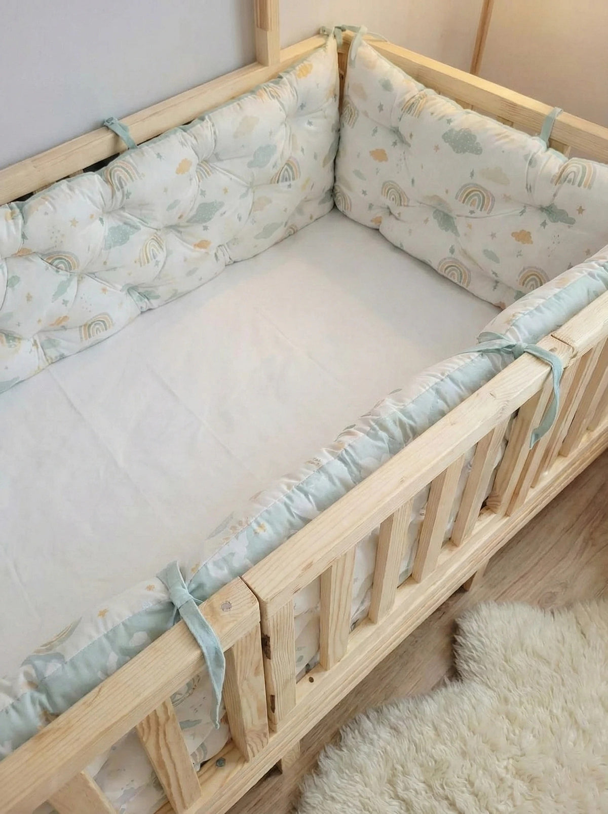 Beşik Kenar Koruma Minderi %100 Pamuk - Montessori Yatak Uyumlu - Yeşil Gökler - Buble Soft