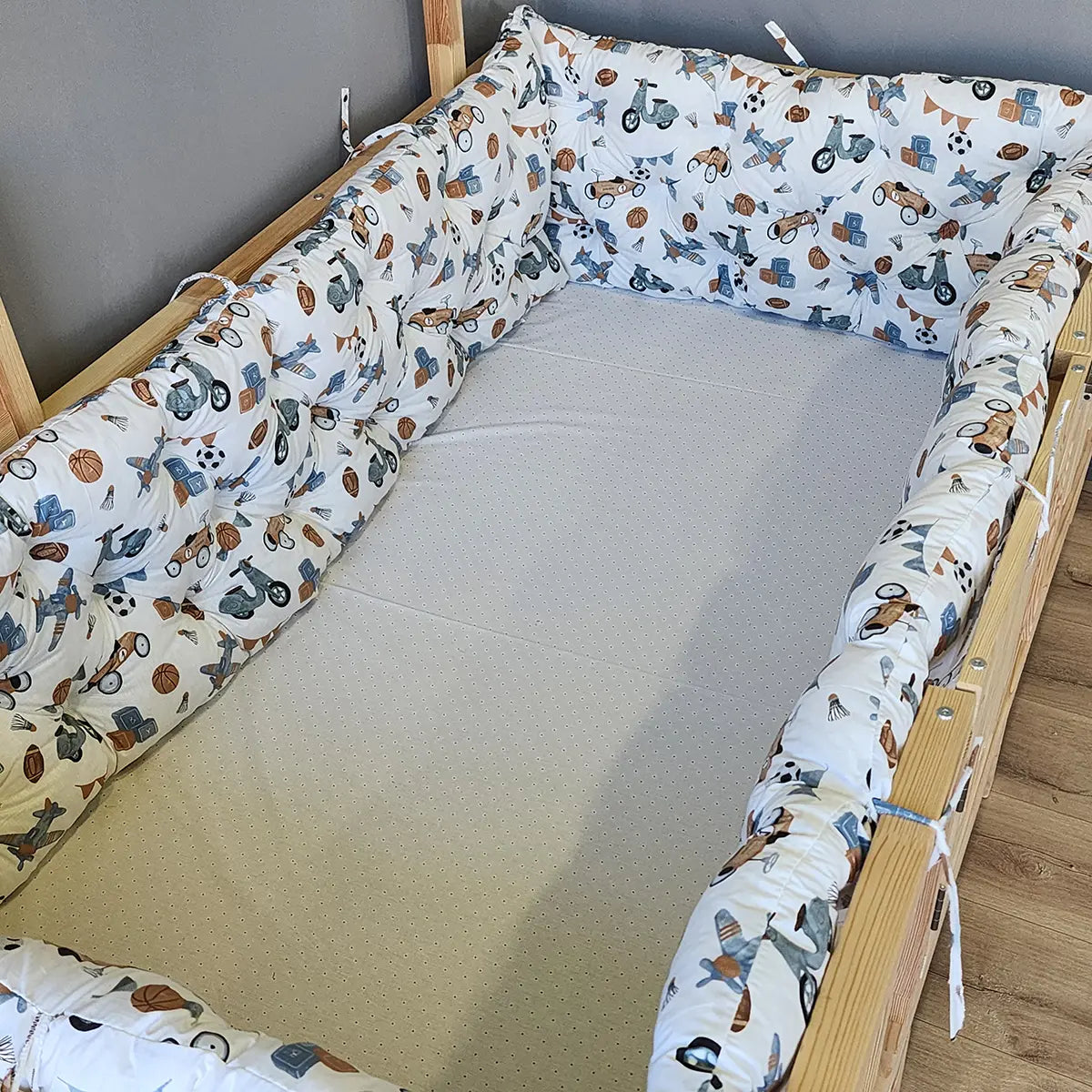 Beşik Kenar Koruma Minderi %100 Pamuk - Montessori Yatak Uyumlu - Uçaklar Desenli - Buble Soft